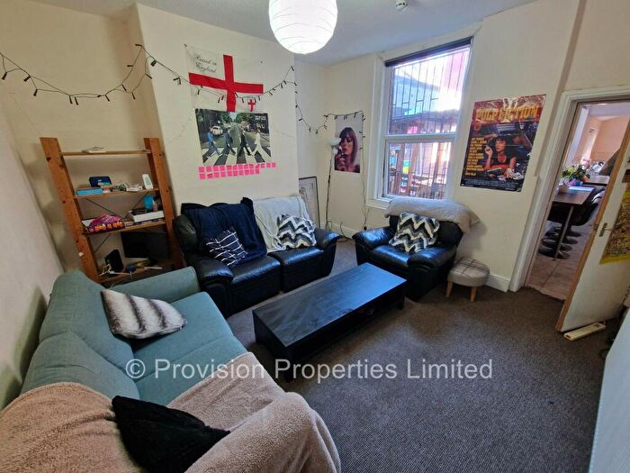 5 Bedroom Terraced House To Rent In Brudenell Mount, Hyde Park, Leeds, LS6