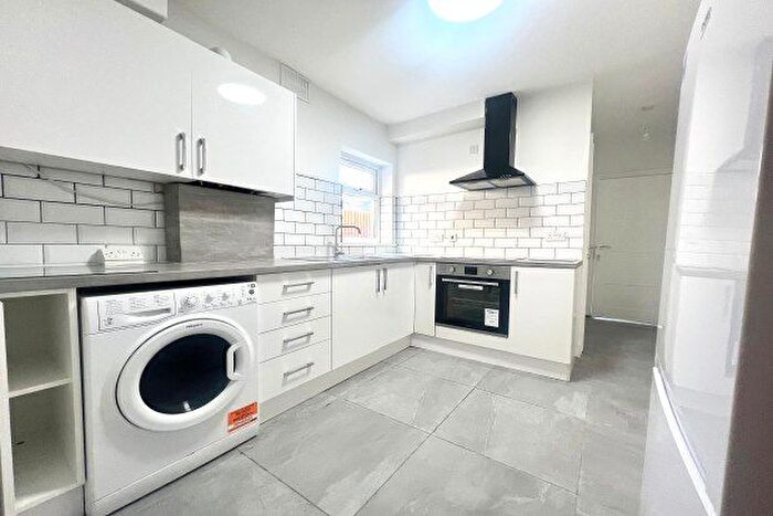 2 Bedroom Flat To Rent In Park Avenue, Barking, IG11
