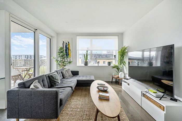 2 Bedroom Flat To Rent In Walworth Road, Elephant And Castle, London, SE17