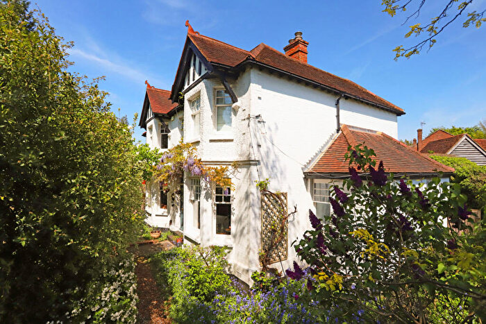 4 Bedroom Detached House For Sale In Farnborough Road, Farnham, Surrey, GU9