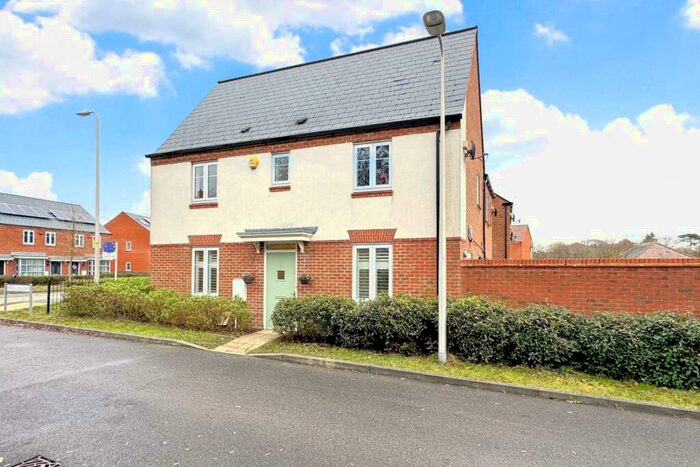 3 Bedroom Semi-Detached House To Rent In Drew Crescent, Wokingham, RG40