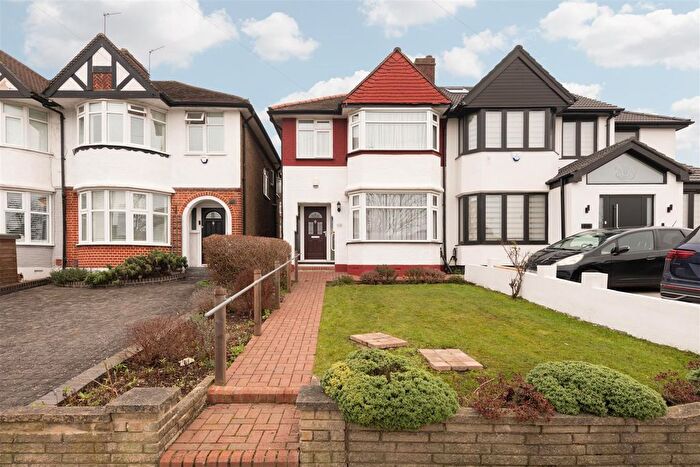3 Bedroom Semi-Detached House For Sale In Hampden Way, London, N14