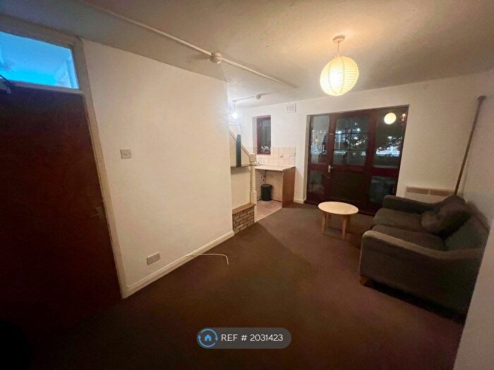 1 Bedroom Flat To Rent In Oak Road, Romford, RM3