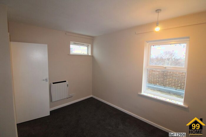 2 Bedroom Flat To Rent In Wick Parade, Littlehampton, West Sussex, BN17