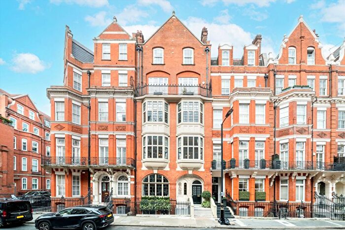 2 Bedroom Flat For Sale In Green Street, London, W1K