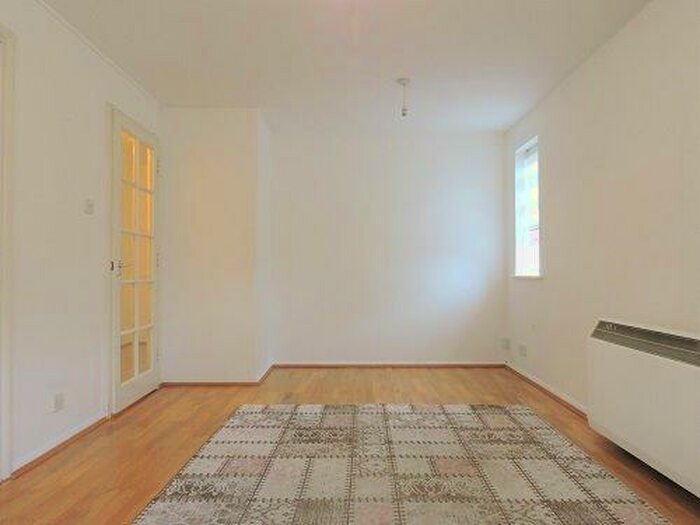 2 Bedroom Flat To Rent In Peabody Court, EN3