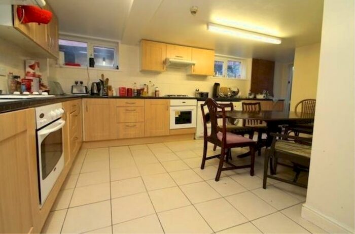 8 Bedroom Terraced House To Rent In St Michaels Villas, LS6