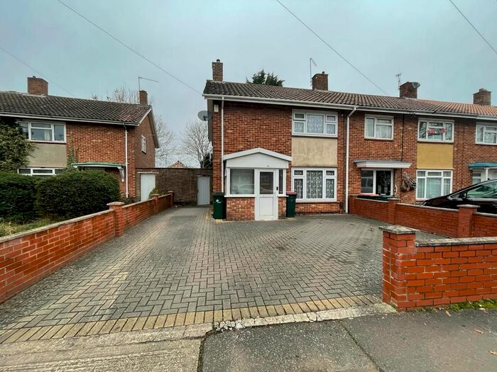 4 Bedroom Property To Rent In Martyrs Avenue, Crawley RH11