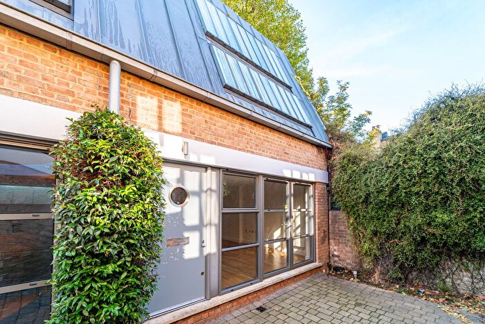 2 Bedroom Mews For Sale In Buckingham Road, De Beauvoir, N1
