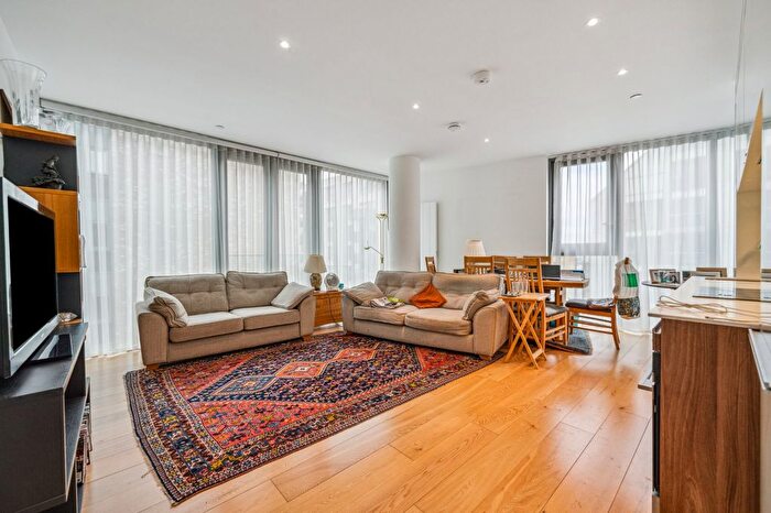 2 Bedroom Flat To Rent In Eastfields Avenue, Wandsworth, SW18