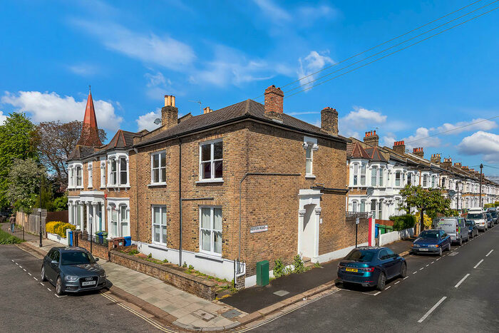 3 Bedroom Apartment To Rent In Hinckley Road, London, SE15