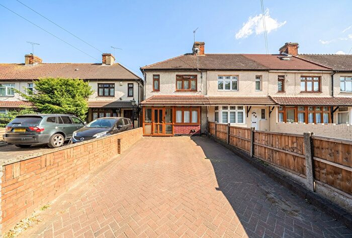 3 Bedroom End Terrace House For Sale In Oldchurch Road, Romford, RM7