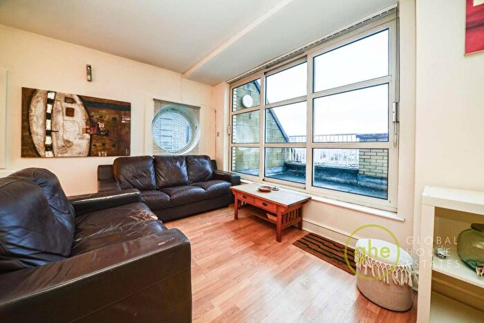 3 Bedroom Flat To Rent In Cascades Tower, Canary Wharf, London, E14