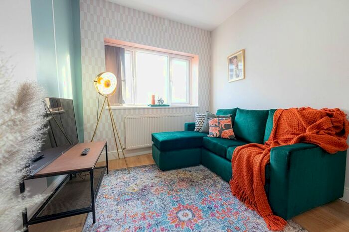 1 Bedroom Flat To Rent In Queens Crescent, Chalk Farm - Camden, London, NW5