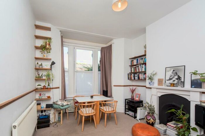 2 Bedroom Apartment To Rent In Hatherley Road, Walthamstow, E17