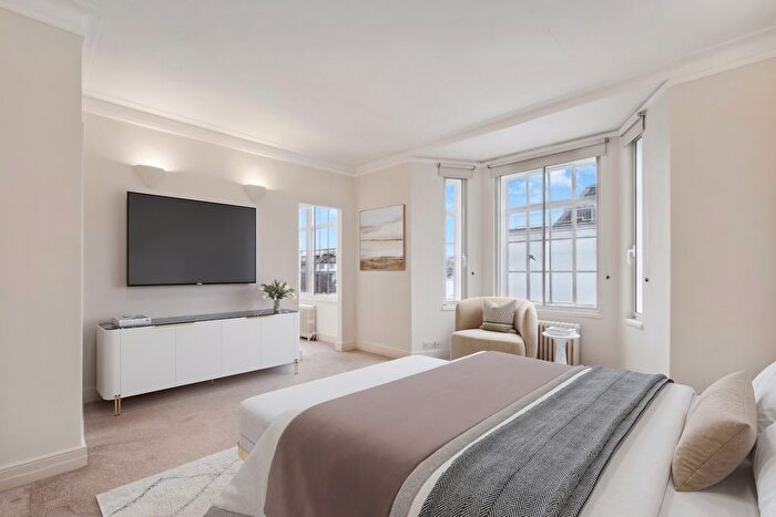 2 Bedroom Flat For Sale In Phillimore Court, Argyll Road, W8