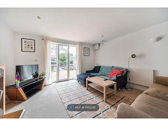 2 Bedroom Flat To Rent In Swan Court, Southampton, SO18