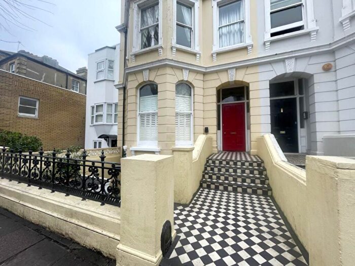 2 Bedroom Flat To Rent In St Aubyns, Hove, East Sussex, BN3