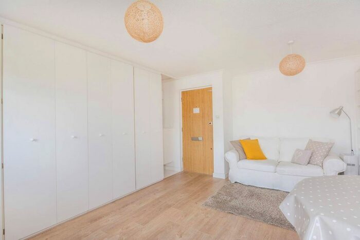 Studio To Rent In Midhope Road, Woking, GU22