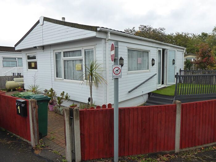 2 Bedroom Mobile/park Home For Sale In Grange Farm Estate, Upper Halliford Road, Shepperton, TW17