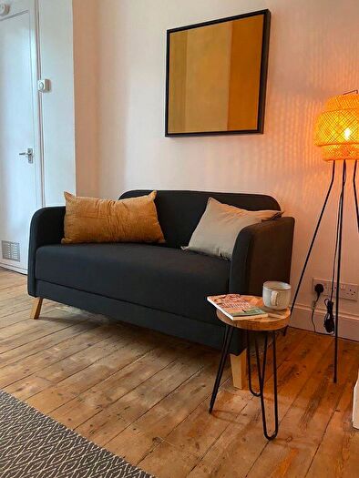 1 Bedroom Flat To Rent In Albion Road, Edinburgh, Midlothian, EH7