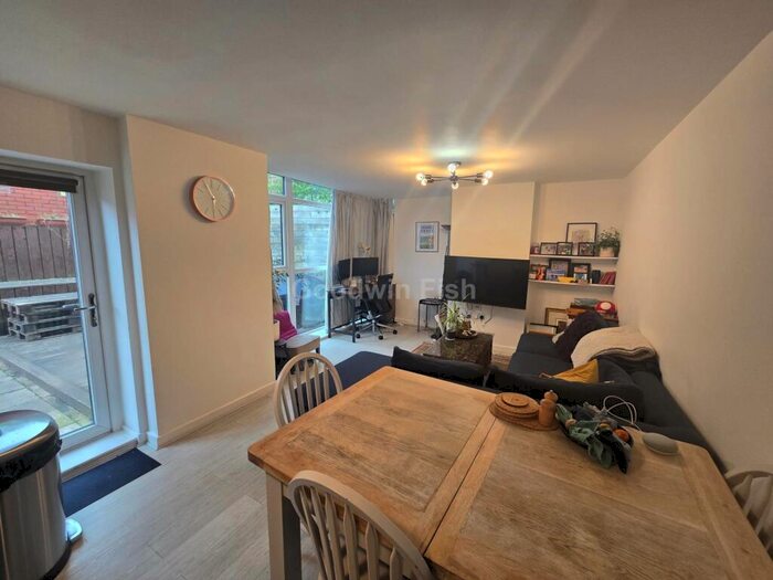 2 Bedroom Apartment To Rent In Chapletown Street, Manchester, M1