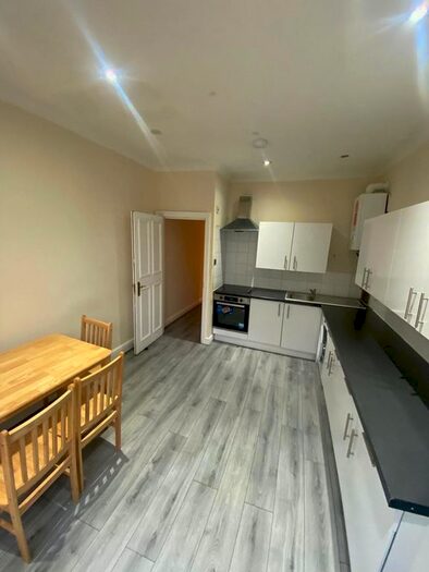 3 Bedroom Flat To Rent In Bedroom Flat To Let, Willesden Green, NW2