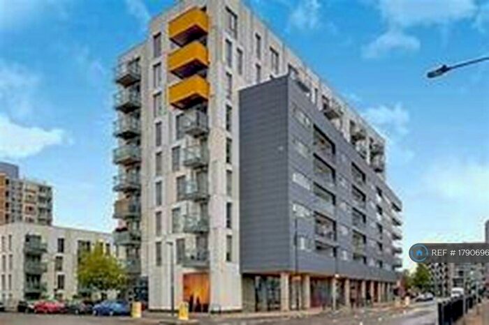3 Bedroom Flat To Rent In Celestial House, London, E14