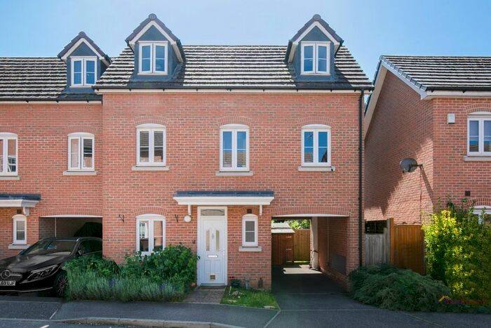 3 Bedroom Town House To Rent In Avian Avenue, Curo Park, Frogmore AL2