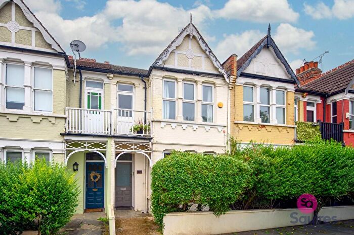 2 Bedroom Flat For Sale In Squires Lane, London, N3