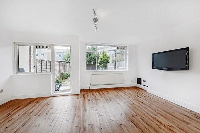 3 Bedroom Flat To Rent In Patmore Estate, London, SW8