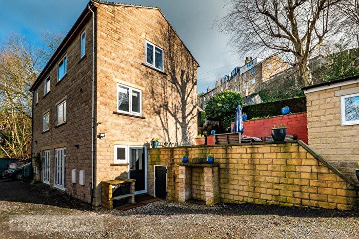 3 Bedroom Semi Detached House For Sale In Jubilee Road, Halifax, West Yorkshire, HX3