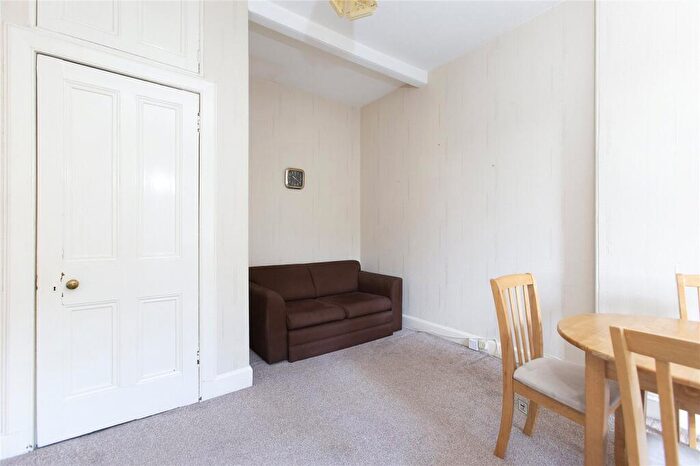 1 Bedroom Flat To Rent In St Peter's Place, Edinburgh, EH3