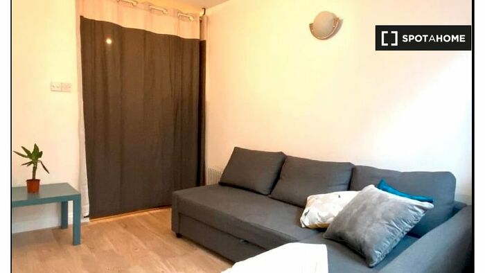 Studio To Rent In Waterson St, E2
