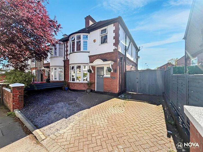 3 Bedroom Semi-Detached House For Sale In Alexandra Avenue, Luton, LU3