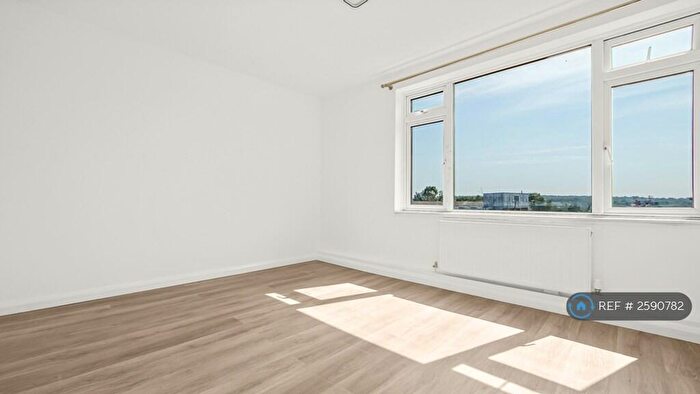 3 Bedroom Flat To Rent In Park Farm Close, London, N2