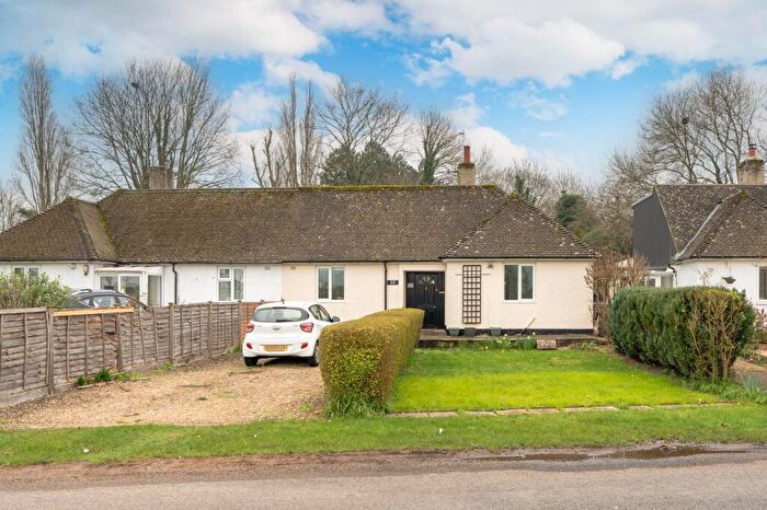 2 Bedroom Semi-Detached Bungalow For Sale In Banbury Road, Woodstock, OX20