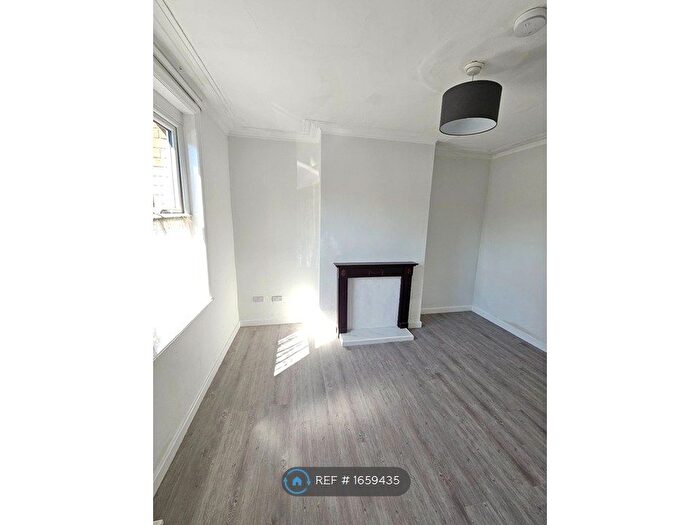 2 Bedroom End Of Terrace House To Rent In Recreation Place, Leeds, LS11