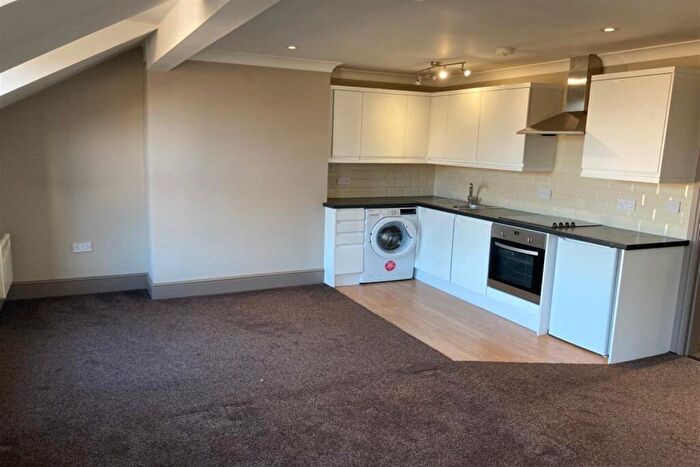 2 Bedroom Apartment To Rent In Church Lane, - Church Lane, LS28