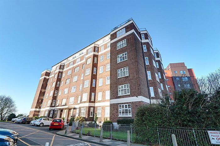 1 Bedroom Flat For Sale In St Clements Court, Broadway West, Leigh-on-Sea, SS9