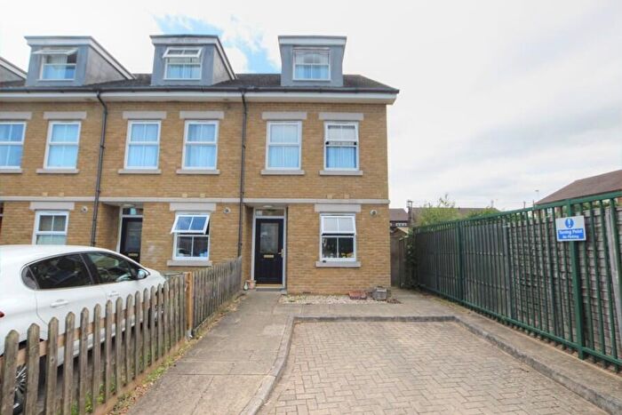 4 Bedroom End Of Terrace House To Rent In Clay Lane, Kenton, HA3