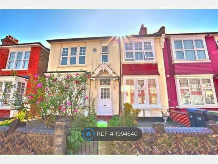 2 Bedroom Flat To Rent In Palmers Green, London, N13