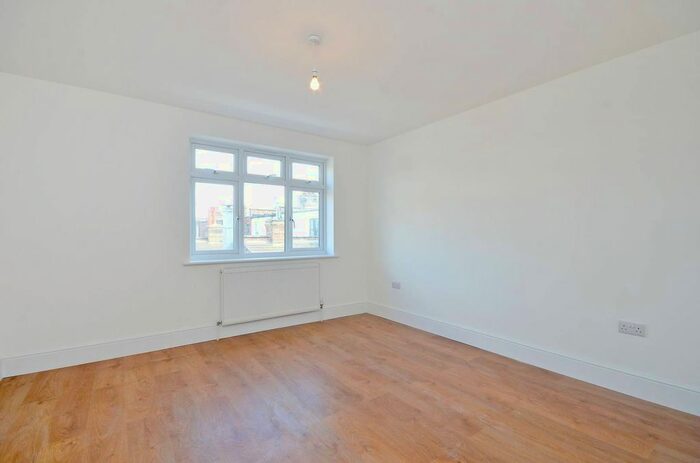 2 Bedroom Flat To Rent In High Road, Wood Green, London, N22