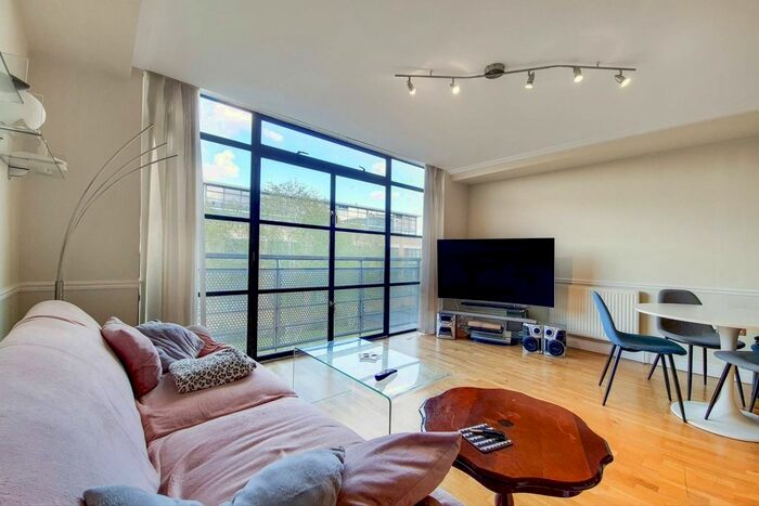 2 Bedroom Flat To Rent In Town Meadow, Brentford, TW8