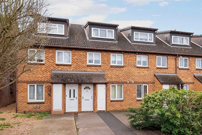 2 Bedroom Flat For Sale In Saxon Close, Surbiton, Surrey, KT6