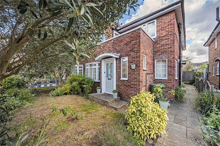 3 Bedroom Maisonette For Sale In Bishops Close, Richmond, TW10