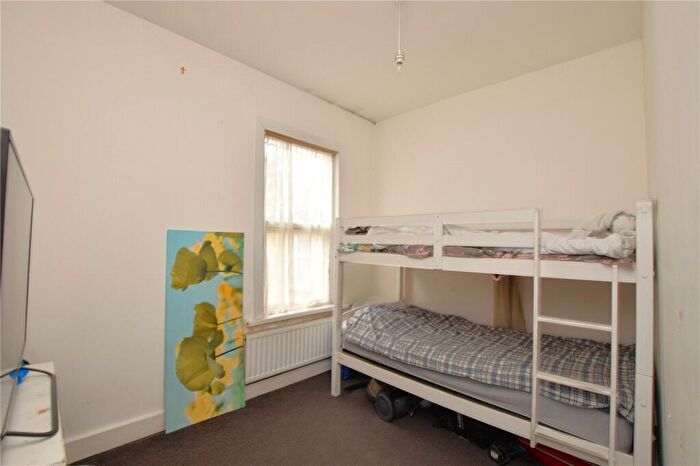 2 Bedroom Apartment For Sale In Whalebone Lane North, Chadwell Heath, RM6