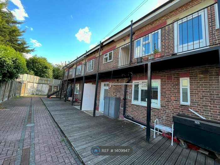 2 Bedroom Flat To Rent In Conisborough Crescent, London, SE6