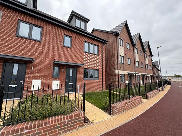 3 Bedroom House To Rent In Barrosa Way, Whitehouse, Milton Keynes, MK8