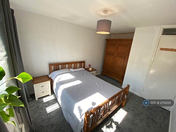 3 Bedroom Maisonette To Rent In Martlesham Walk, Manchester, M4